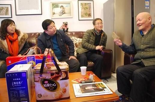 春節(jié)臨近 企業(yè)為老干部送去關懷